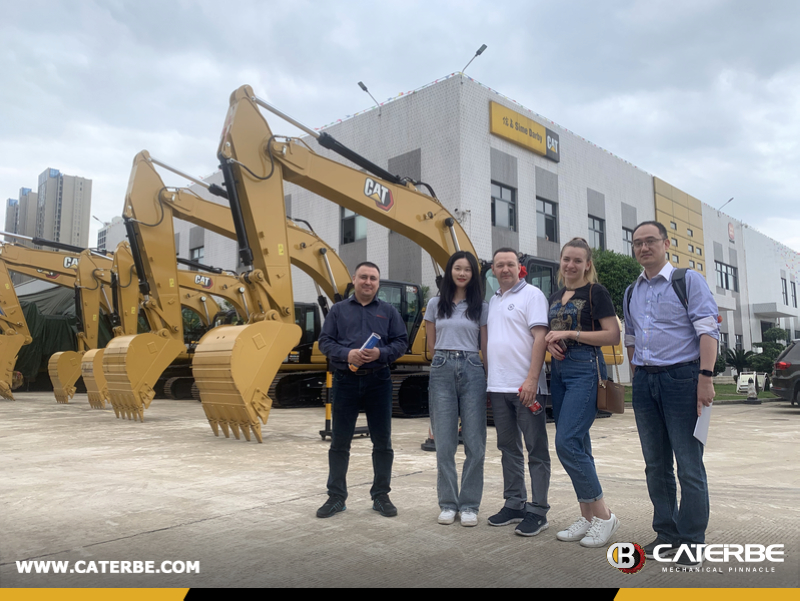 Russia Customers Visited CATERPILLAR Factory