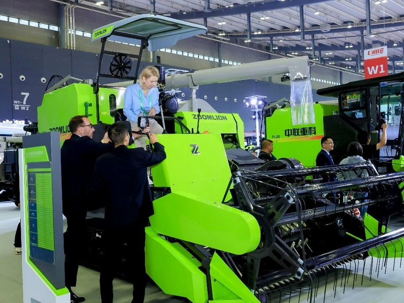 ZOOMLION ZL105 Rice Harvester Goes To Sea In Batches